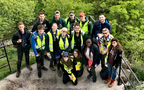 Photo de ma classe de Licence Sciences de la Terre lors d'un voyage géologique dans le Jura